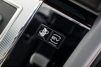 センターコンソールに備わる「イノベーティブペダルオペレーションモード」のスイッチ（左）。このモードでは回生ブレーキが強まり、ほとんどのシーンにおける加減速をアクセルペダルだけで操作できるようになる。ただし停車までは行われず、車両を停止させるにはブレーキを踏む必要がある。