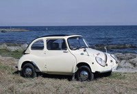 1968年11月に登場した「スバル・ヤングSS」。ボディーは車高が下げられ、黒塗りのルーフ、パイプ製バンパー、ボンネットのストライプと“SS”レタリング、そしてヘッドライトカバーなどでスポーティーに装っている。