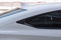 ウィンドウのモールには、化学処理により加工した“黒色ステンレス”を採用。ボディーカラーは写真の「ホワイトノーヴァガラスフレーク」を含む全6色がラインナップされる。