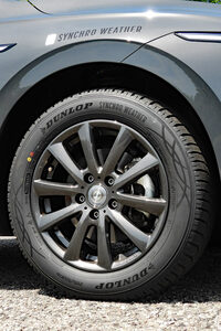 新タイヤはデザインにもこだわりが。サイドウォールで踊る4本のラインには、四季を通して走れるタイヤの意味が込められている。