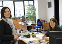 筆者が住むシエナにある、自動車関連の民間手続き事務所「プラティケ・アウト」で。スタッフのエリーザさん（写真右）とミレーナさん（同左）。