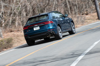 乗り心地や挙動から、ときおり車重や“ばね下重量”の重さが感じられる「RS Q8」。オプションのカーボンセラミックブレーキを装備すると、40kgの軽量化が図れる。