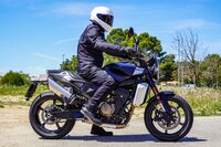 シート高は「スヴァルトピレン701」より15mm低い820mm。身長170cmの筆者がまたがると、カカトまで地面にべったり……とまではいかないが、両足をゆとりをもって接地させることができる。