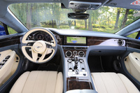 ドアからシームレスにつながるインパネのデザインは、左右に翼を広げた、ベントレーのエンブレムがモチーフになっている。