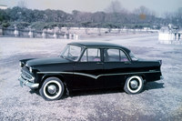 1957年に登場した「プリンス・スカイライン」。セミモノコックのボディーにド・ディオンアクスル式のリアサスペンション、60psの1.5リッターエンジンなど、当時としては非常に先進的なモデルだった。