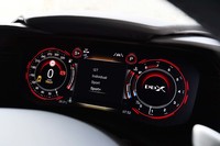 メーターパネルは12.3インチの液晶タイプ。選択した走行モードに合わせて表示デザインやカラーが変化する。2眼のうち右側にはカーナビのマップを表示させることも可能。