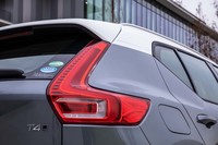 後ろから眺めると、特徴的なテールライトデザインによって、ひと目でボルボだとわかる。Cピラーのデザインと太さも「XC40」の特徴だ。