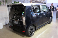 リアまわりでは、テールゲートスポイラーやクリアタイプのリアコンビランプ、シャークフィンアンテナなども「カスタム」の特徴だ。