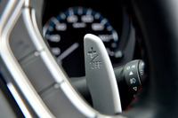 ステアリングにはパドル式の回生レベルセレクターが付く。回生ブレーキ力を6段階で調整可能。