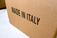 靴屋さんでもらってきた段ボール箱。「MADE IN ITALY」とだけ印刷されている。どんなブランドでも業種でも使えるというわけか。