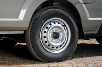 タイヤサイズは145/80R12。試乗車は横浜ゴムの商用車用ラジアルタイヤを装着していた。