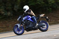 パフォーマンスダンパーを装着した「MT-25」は、明らかに安定性が高まった。逆に、アップハンドルのバイクならではの気軽なヒラヒラ感は薄れた印象がある。このあたりは、ライダーの好みが分かれるところだろう。