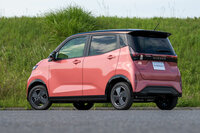 格子をモチーフにしたというLEDコンビネーションランプなど、リアまわりにも独自のデザインを採用。ボディーカラーのバリエーションは「X」で10種類、「G」で15種類と非常に豊富だ。