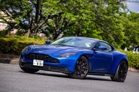 ブルーの「Qスペシャルペイント」に塗られた「アストンマーティンDB11 AMR」。「AMR」はシリーズの高性能バージョンという位置付けで、名称は「Aston Martin Racing（アストンマーティンレーシング）」の頭文字から取られている。