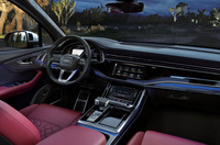 「SQ7」のコックピット。S専用ビューを備えた「アウディバーチャルコックピット」を採用する。