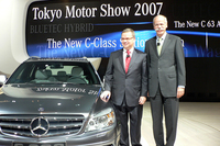 ハンス・テンペル社長（左）とディーター・ツェッチェ会長（右）