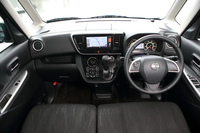 インパネまわりは横基調のデザインとすることで、車内空間の広さを強調。