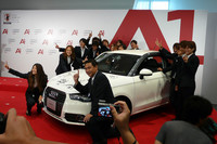 佐々木監督と選手たちがサインをした「A1」と一緒に、ナンバー1のポーズで記念撮影。