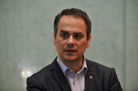 新型「V40」のデザインを担当したエクステリアチーフデザイナーのサイモン・ラマー氏。