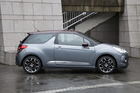 「シャークフィン」と呼ばれる三角形のBピラーが際立つサイドビュー。ブラックアウトされたAピラー、Cピラーと相まって、まるでルーフが宙に浮いているような視覚効果を与える。