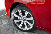 タイヤサイズは「セダクション」が205/55R16、「セダクション アップグレードパッケージ」が225/45R17となる。
    