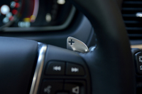 新たな8段ATには、パドルシフトが備わる。ステアリングホイールのスポーク裏にある変速パドルは、右側がアップ（＋）で、左側がダウン（－）。