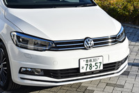 ワイド感を強調するよう、水平基調のデザインが取り入れられたフロントまわり。