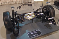 リアサスペンションはダブルウィッシュボーン式に（現行型はトーションビーム式）。