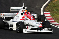 小暮vsリチャード・ライアンが終盤繰り広げたつばぜり合い。ライアン（後）が小暮（前）に仕掛けるが、小暮も応戦。しかしこのあと、順位は逆転し、結局ライアンが2位、小暮は3位でフィニッシュした。3戦を終えた2005年シーズン、ランキング首位は、開幕戦もてぎウィナーのライアンと第2戦鈴鹿勝者井出が同点で並び、2点差で本山が追う展開となる。