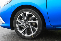 テスト車はオブションとなる225/45R17サイズのタイヤ（12万2040円）が装着されていた。標準のタイヤサイズは195/65R15。