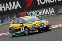 こちらはスペインの「セアト・レオン」。2009年シーズンはガソリンモデルとディーゼルモデルがそろって参戦したが、今シーズンは後者のみ。WTCCの一大勢力である。