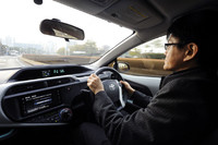 デジタル式のメーターは、ダッシュボードの中央付近に配置。ステアリングホイールのすぐ奥は、小物の収納スペースにあてられている。