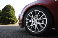 ホイールのサイズは19インチ。磨き上げられたアルミが鈍い光を放つ。