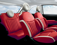 ポルトローナ・フラウのレザーシート。写真はレッド（100台限定）のもの。
    