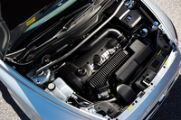 全車、サス取り付け部にはストラットタワーバー。写真は、2.5リッターターボユニット。