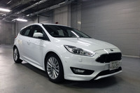 編集部にやってきた白い「フォーカス スポーツプラス エコブースト」。