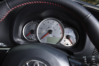 アナログ式の3連メーターは、中央が回転計で、左が速度計、右が燃料計。シルバーの盤面が個性を主張する。
    