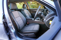 「C180 アバンギャルド」のインテリア。シートは、メモリー付きの電動シートで、中央部がファブリック、その他の部分が人工皮革仕立てとなる。