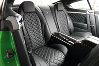 リアシートは左右独立の2座式。センターコンソールには小物入れや12Vのシガーソケットが備わる。