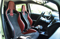 「ノートNISMO S」インテリア。レカロ製のスポーツシート（写真）もオプションで用意される。
    