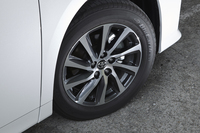 「アルファードSR“Cパッケージ”」の17インチアルミホイール。アルファードのホイールは、16インチ、17インチ、18インチの3サイズがラインナップされている。