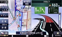 首都高のジャンクションの分岐案内。進む方向だけ看板を明るく表示し、反対方向は暗く沈ませるなどきめ細かい表示でわかりやすさを向上。