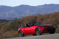 スリーサイズは全長3915×全幅1730×全高1235mm（日本仕様の開発目標値）。試乗車はプロトタイプ。