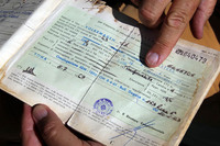 車検証を開いたところ。通関・認証作業などを経て1963年7月5日に発行されている。