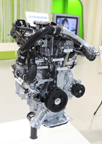 今回の試乗会場に展示された、新開発1.5リッター直4エンジン「2NR-FKE」のカットモデル。
    