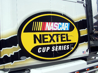 NASCARは市販車に近いカタチの「ストックカー」でオーバルコースをメインに走るレース。なかでも「ネクステルカップ」はNASCARの最高峰カテゴリーとなる。アメリカの携帯電話事業者であるスプリント・ネクステルが冠スポンサーだ。最近では、F1のトップドライバー、ファン・パブロ・モントーヤが電撃的な転向を表明したことでも脚光を浴びている。