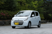 
    2013年2月の改良で燃費を1割近く改善した「スズキ・アルト エコ」。この角度では、横桟の入ったグリルとシルバーのドアハンドルなどが、従来モデルとの大きな識別点だ。
    