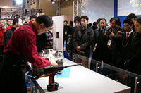 わずか1時間でエンジンを組み上げてしまうパフォーマンスを、メカ好きの人が大勢で見守った。ラリー仕込みの早ワザである。