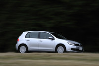 JC08モードのカタログ燃費は19.0km/リッター（10・15モードは18.4km/リッター）。ベースとなった「プレミアムエディション」は10.15モードで17.4km/リッターだった。