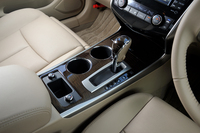 トランスミッションには、これまでと同じくCVTを採用。燃費を改善するため、オイルポンプの小型軽量化、摩擦抵抗の低減などの改良が施されている。
    